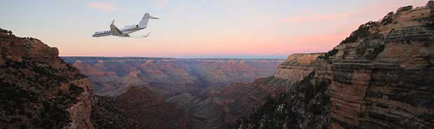 Volo in aereo sul Grand Canyon all'alba.