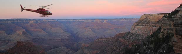 Un elicottero in volo all'alba nel Grand Canyon.