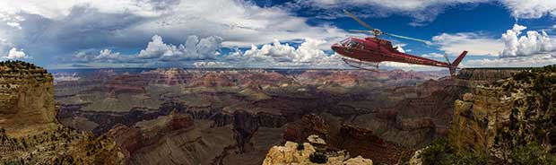 Un elicottero in volo durante un tour sul Grand Canyon.